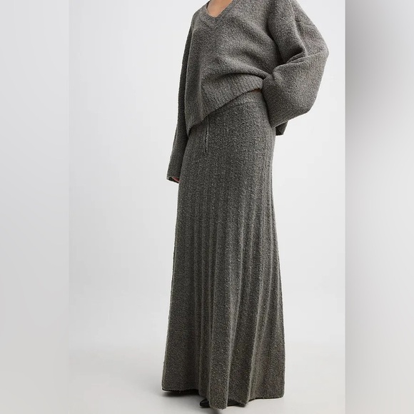 NA-KD 4 Piece - Grey Knitted V-Neck Sweater, Turtleneck Top, Scarf, & Maxi Skirt - Picture 10 of 16